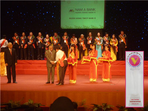 Ông Trương Đình Hải (Giám đốc Chi nhánh Hà Nội) - Đại diện Nam A Bank trong buổi Lễ trao giải “Thương hiệu nổi tiểng quốc gia 2010”