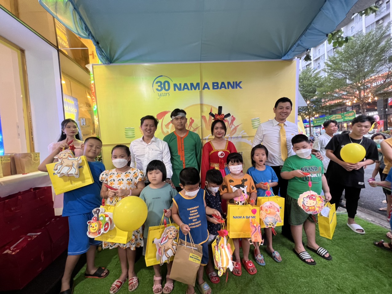 NHỘN NHỊP LỄ HỘI “TRĂNG VÀNG HẠNH PHÚC” CÙNG NAM A BANK