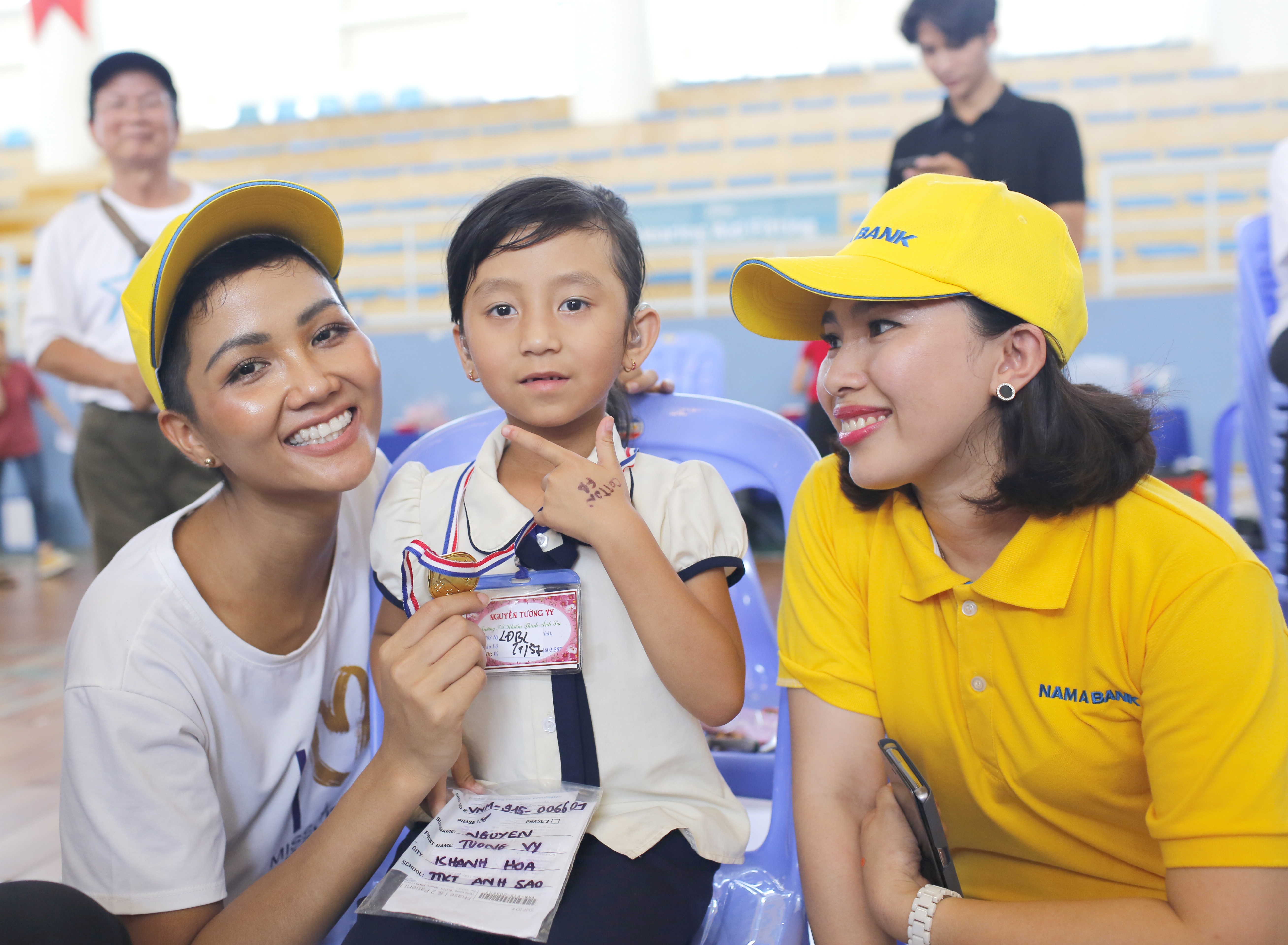 NAM A BANK tặng máy trợ thính cho người nghèo