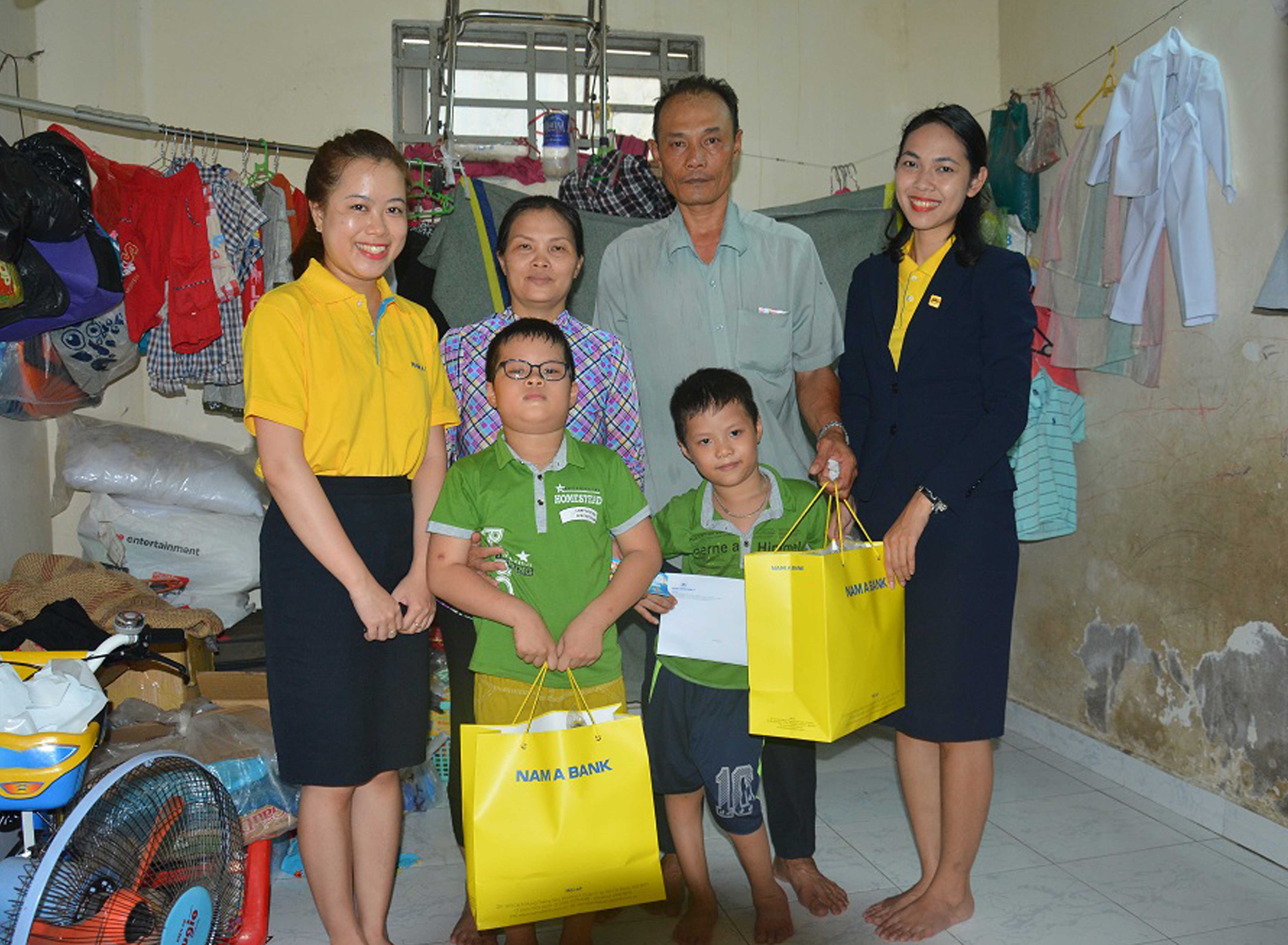 Nam A Bank viết tiếp ước mơ cho con đến trường của vợ chồng bán vé số