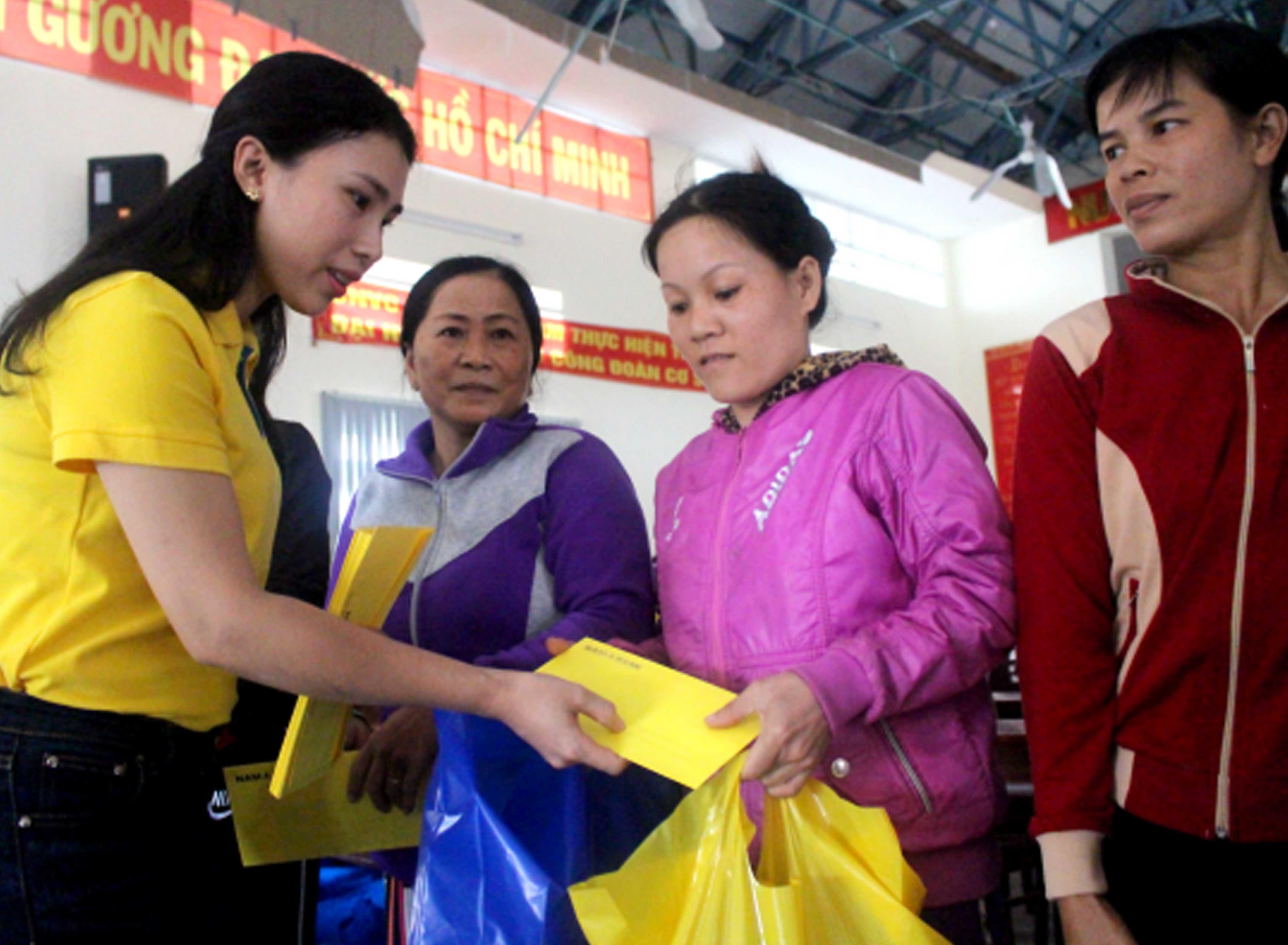 Nam A Bank chung tay ủng hộ bà con vùng tâm bão Damrey