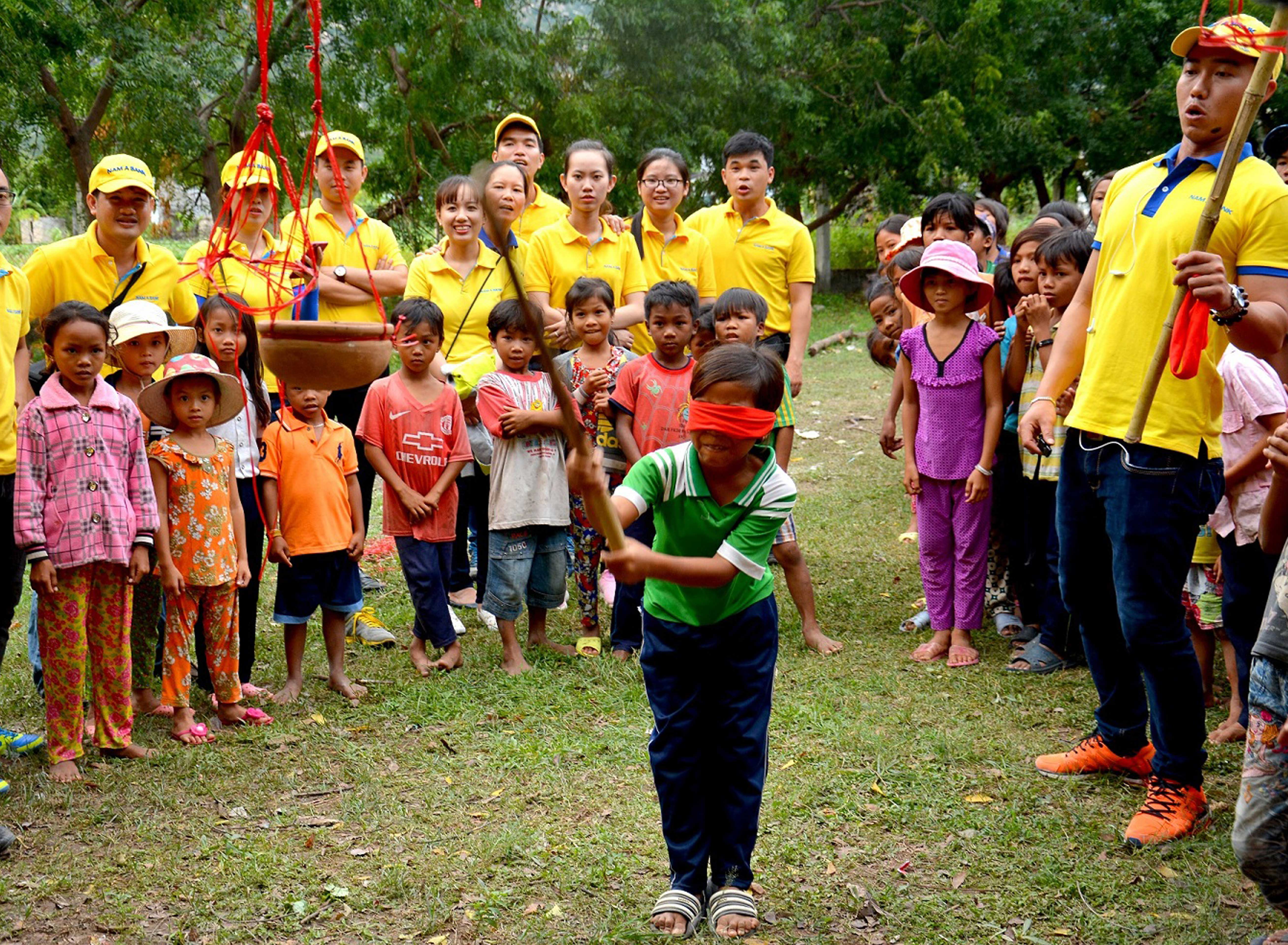 Nam A Bank chuẩn bị mâm cơm Tết cho bà con nghèo Miền Trung