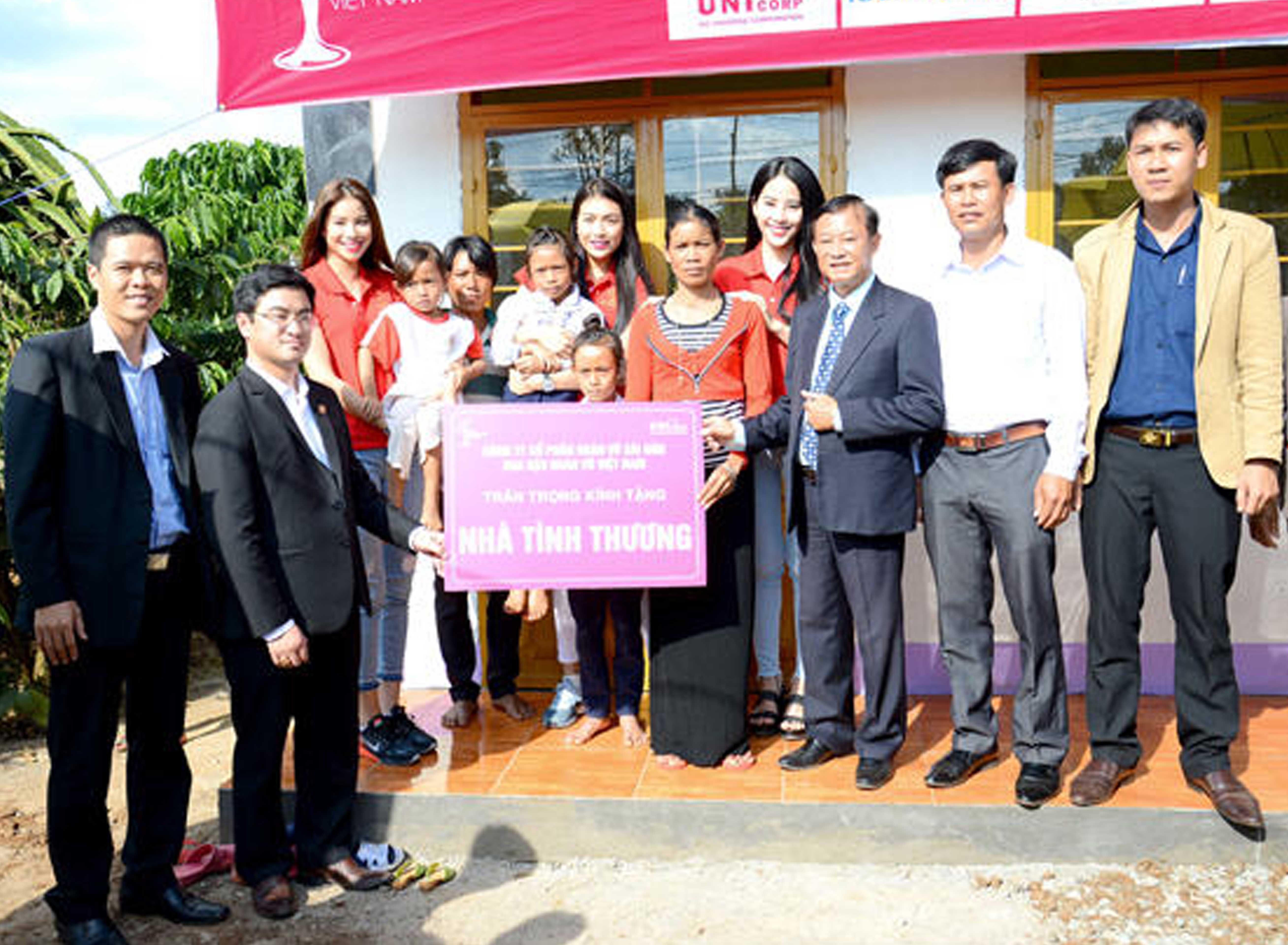 Nam A Bank cùng Tổ chức Hoa hậu Hoàn Vũ Việt Nam tặng nhà cho bà con nghèo