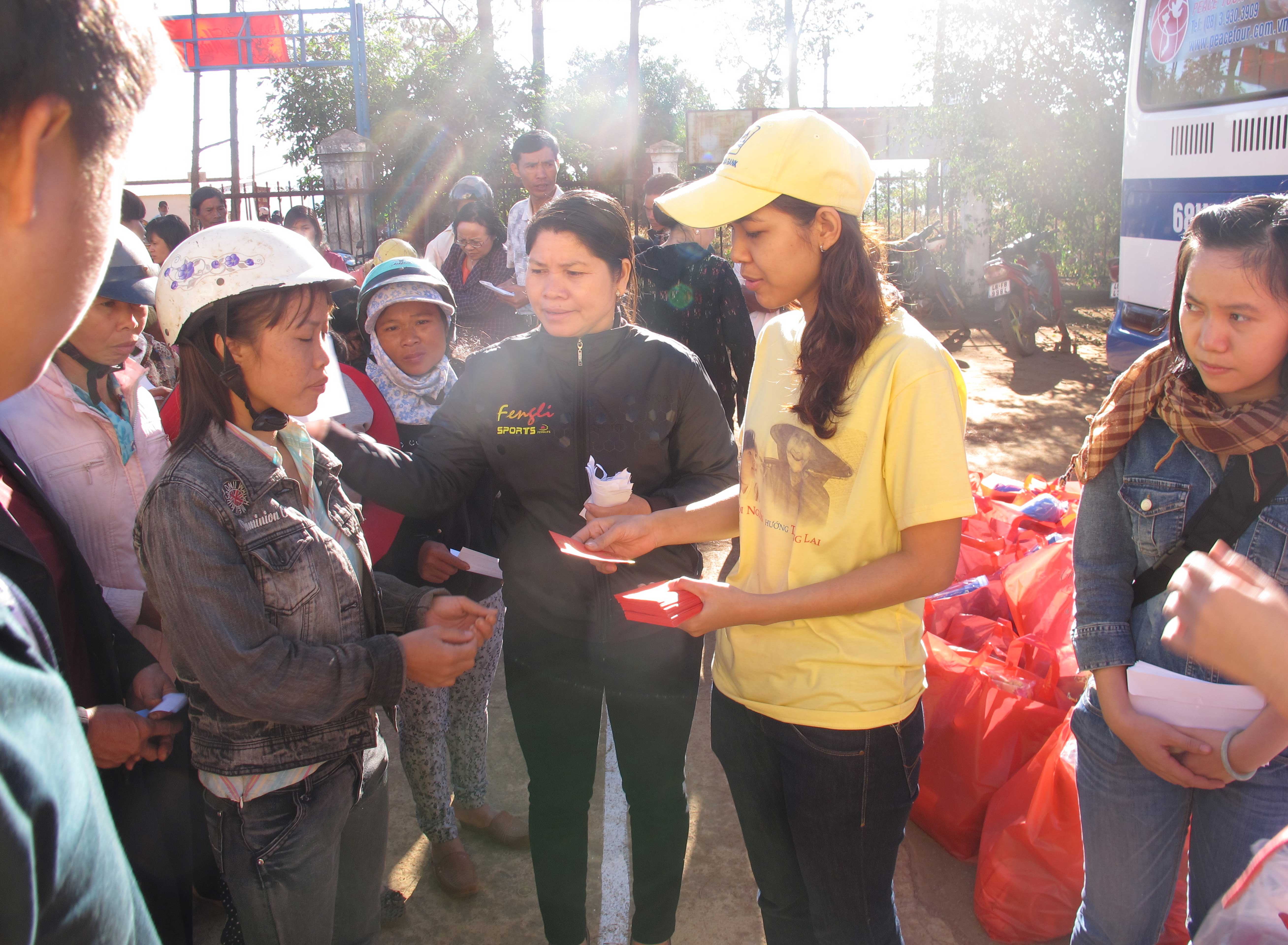 Mang Tết yêu thương đến với bà con nghèo Tây Nguyên