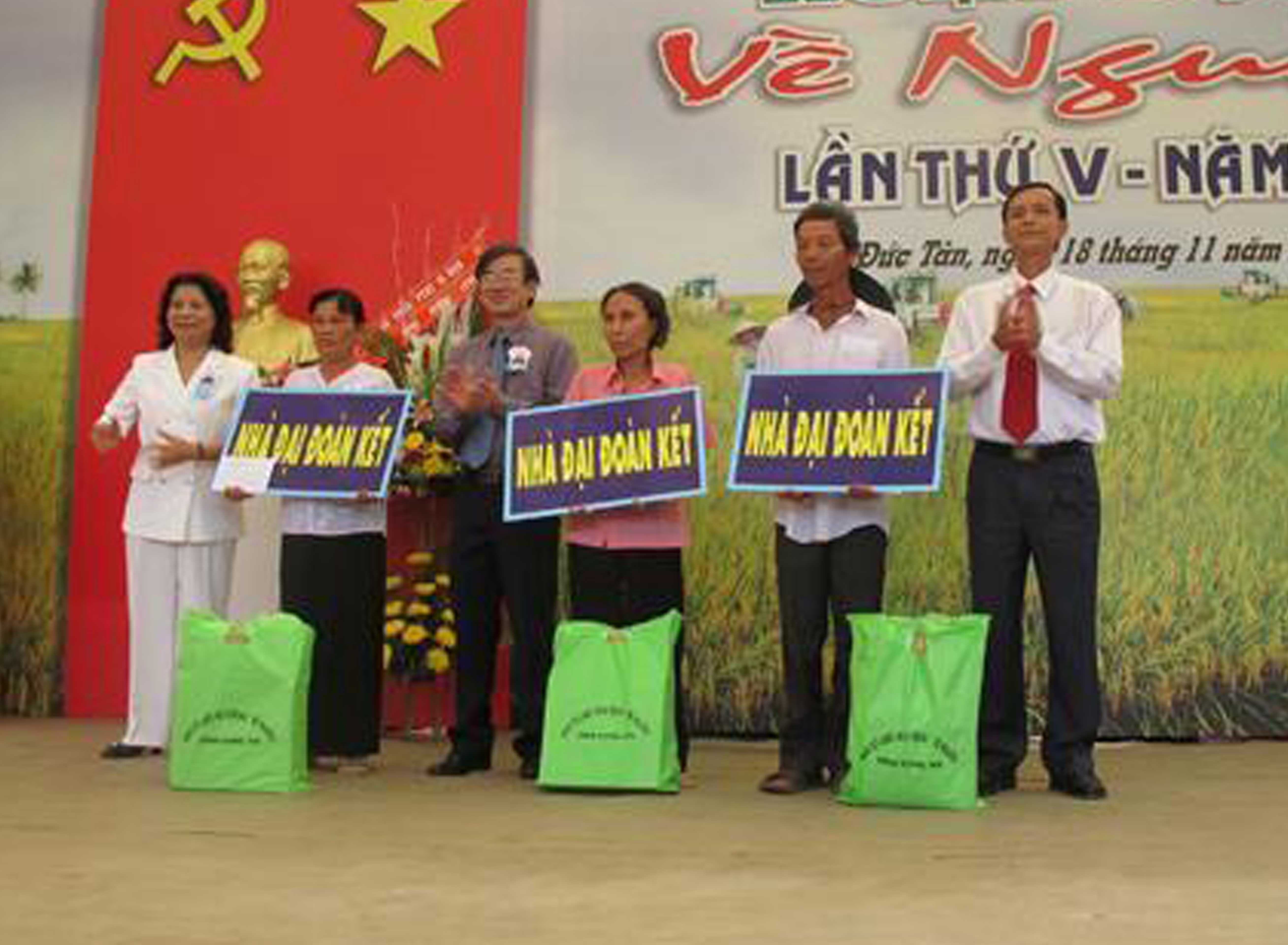 NAM A BANK hỗ trợ xây dựng 2 căn nhà đại Đoàn kết tại Long An