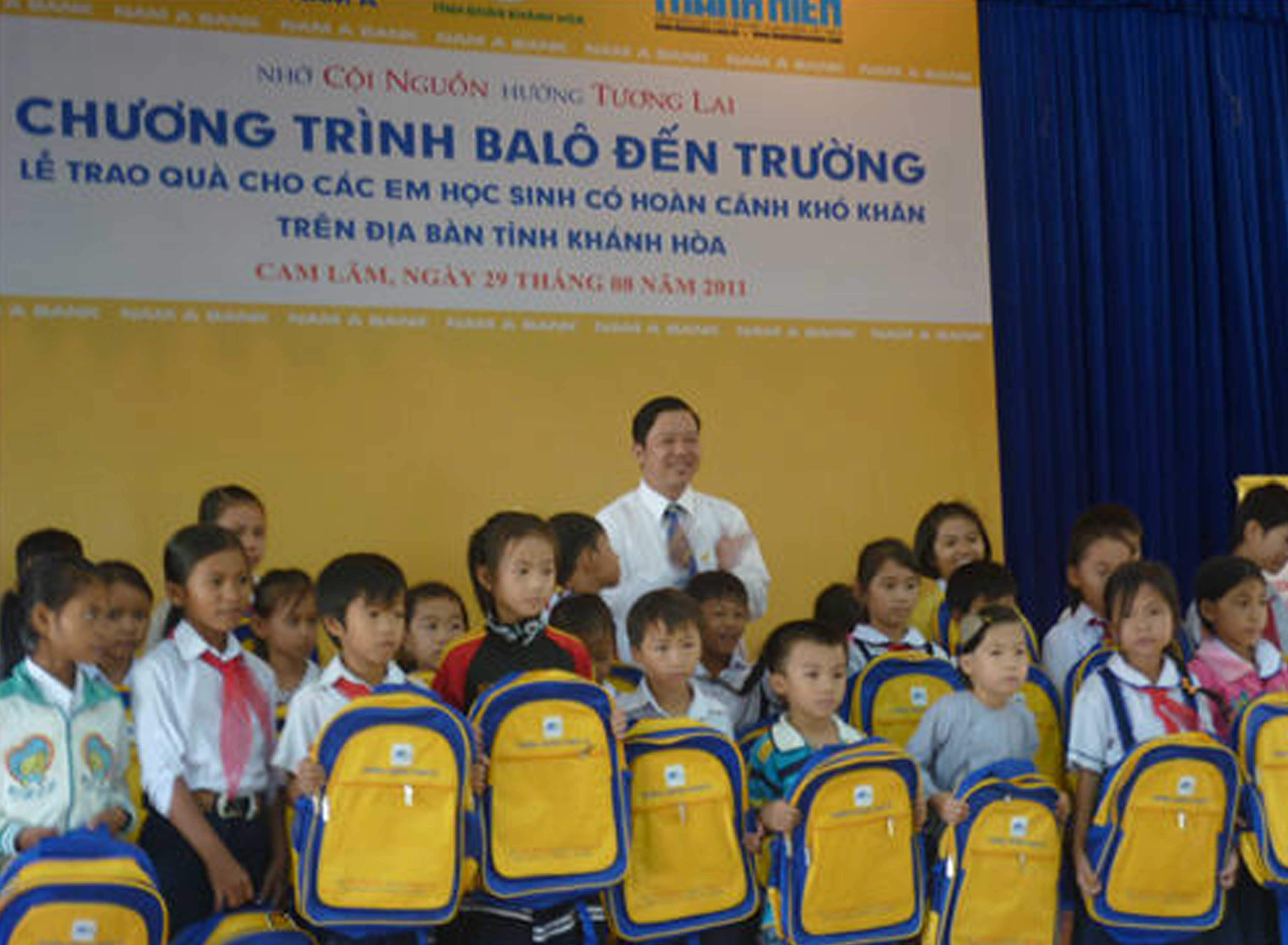 Nam A Bank mang 500 balô "Nhớ cội nguồn, hướng tương lai" đến Khánh Hòa và Bình Định