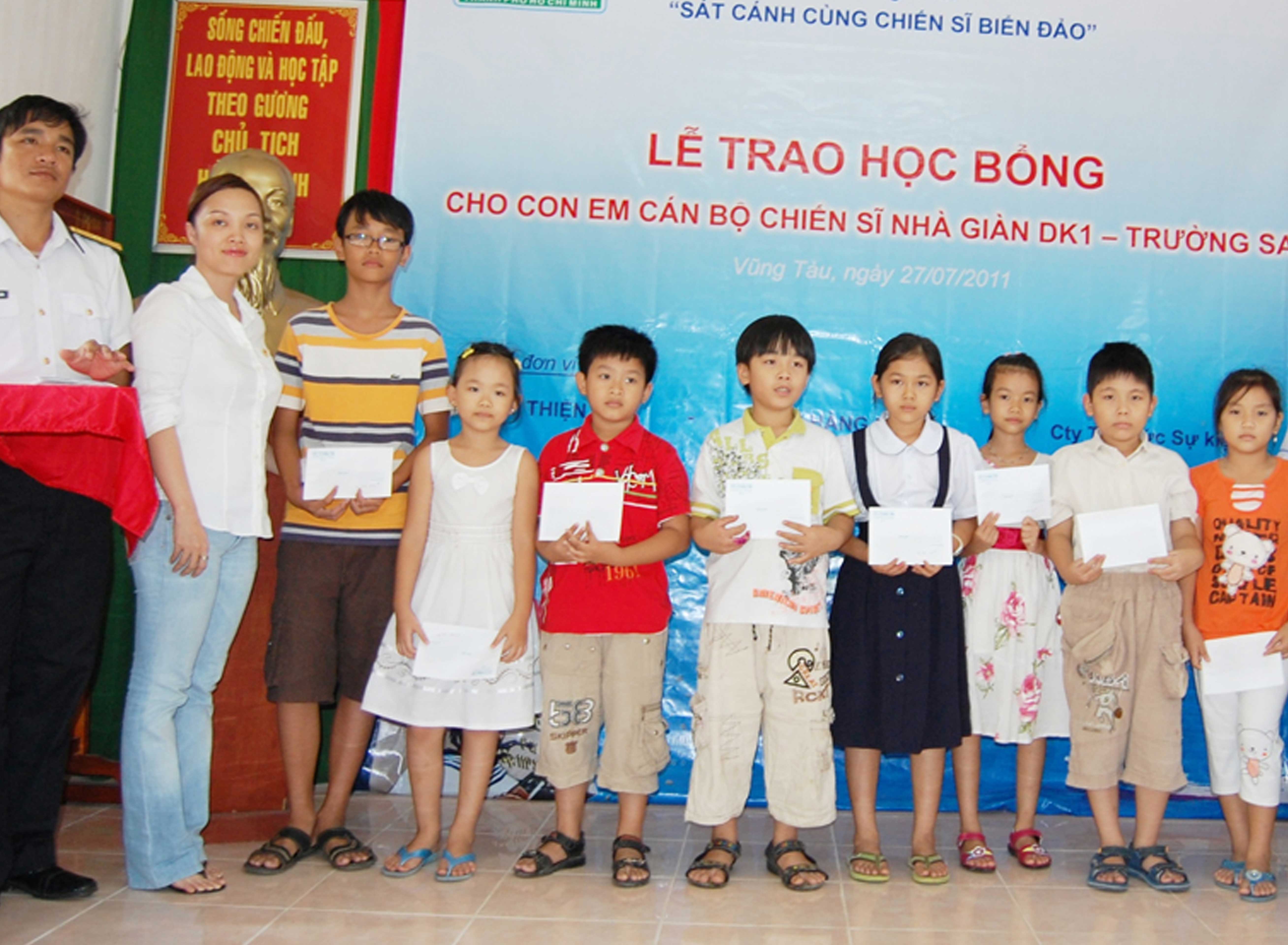 NAM A BANK ĐẾN VỚI CON EM CÁN BỘ CHIẾN SĨ NHÀ GIÀN DK1