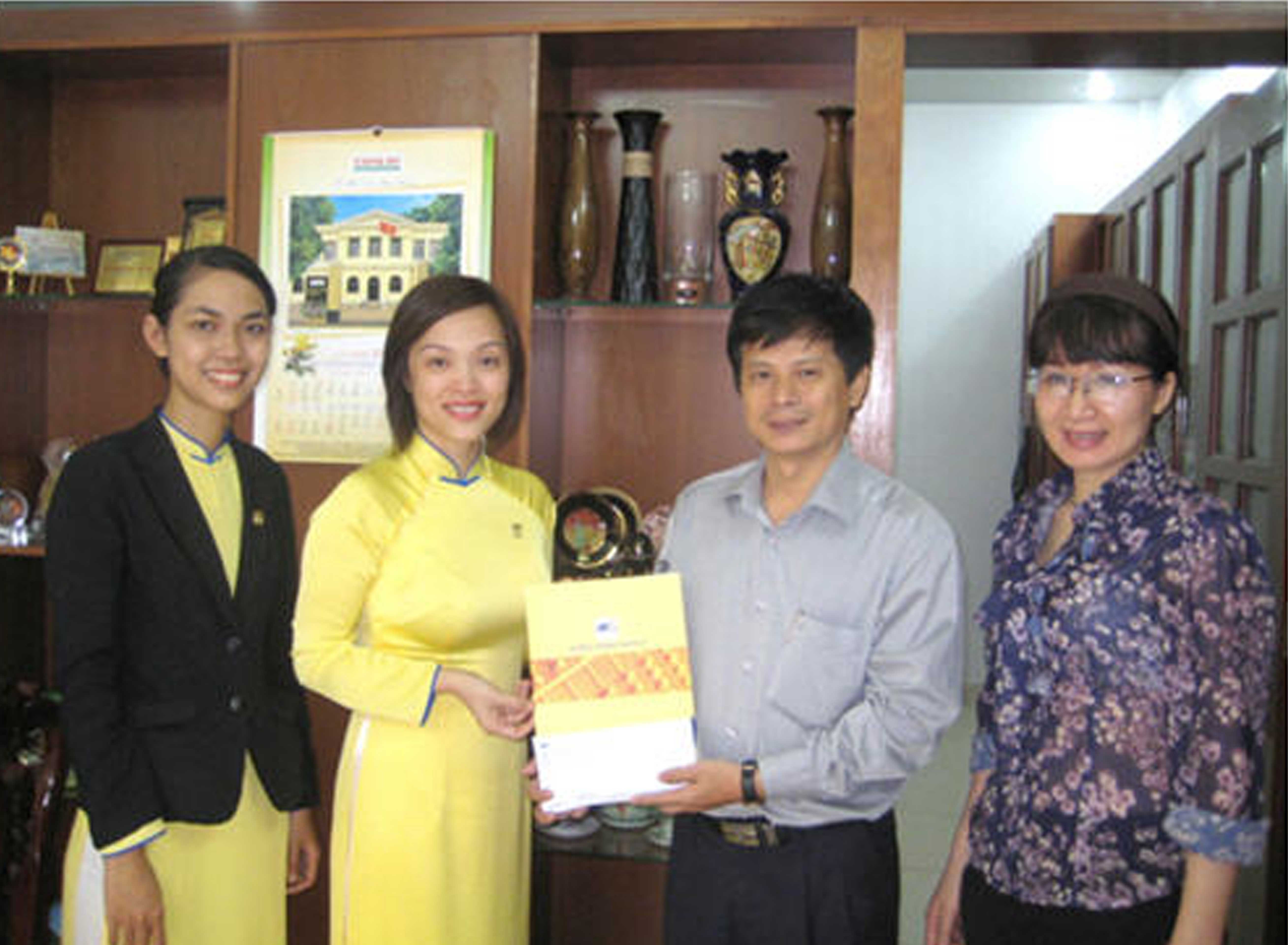 “NHỚ CỘI NGUỒN – HƯỚNG TƯƠNG LAI” ĐẾN VỚI CON EM CHIẾN SĨ TRƯỜNG SA