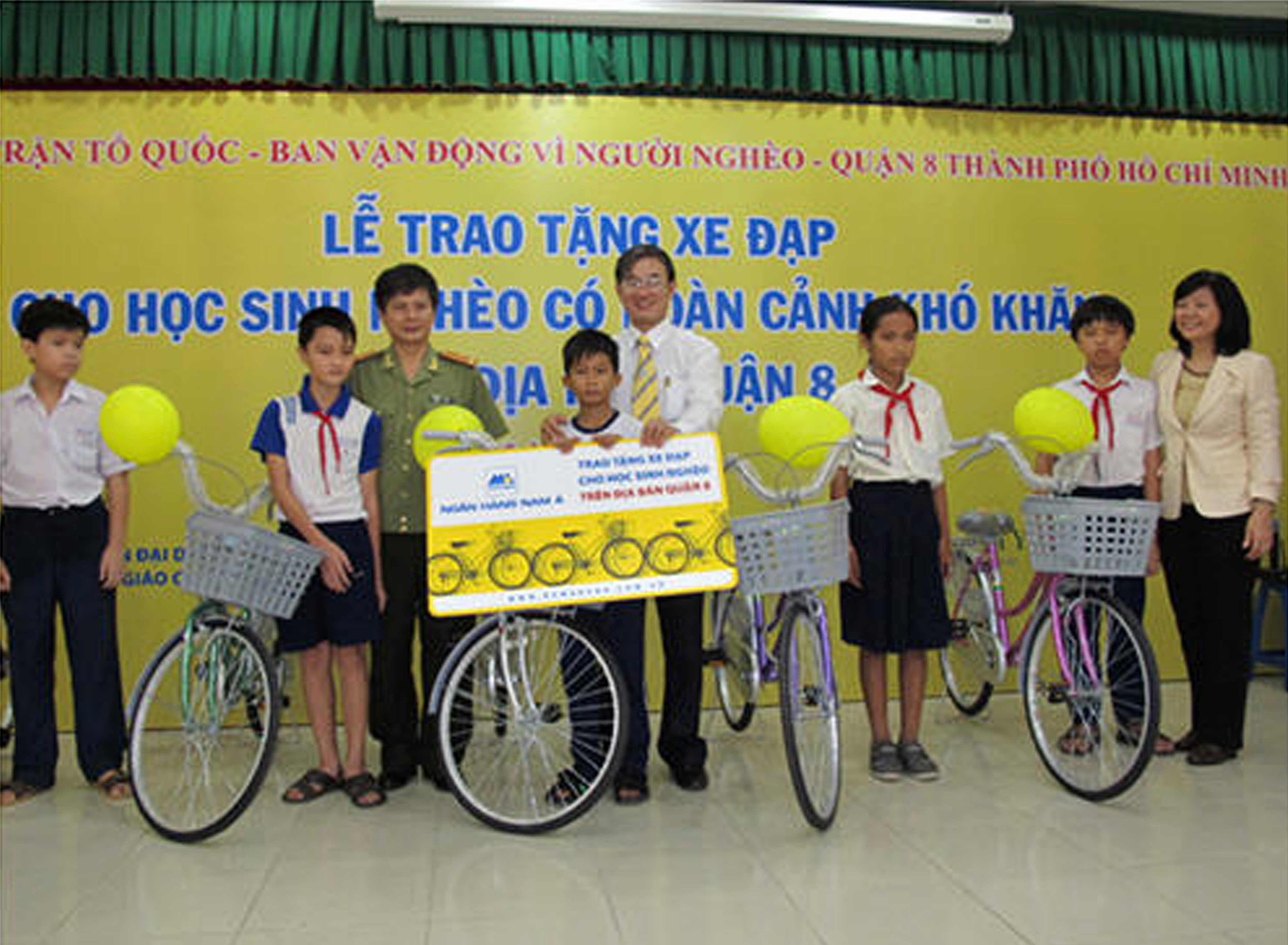 NAM A BANK ĐỒNG HÀNH ĐẾN TRƯỜNG CÙNG CÁC EM HỌC SINH NGHÈO, HỌC GIỎI QUẬN 8 NHÂN DỊP QUỐC TẾ THIẾU NHI 01/06