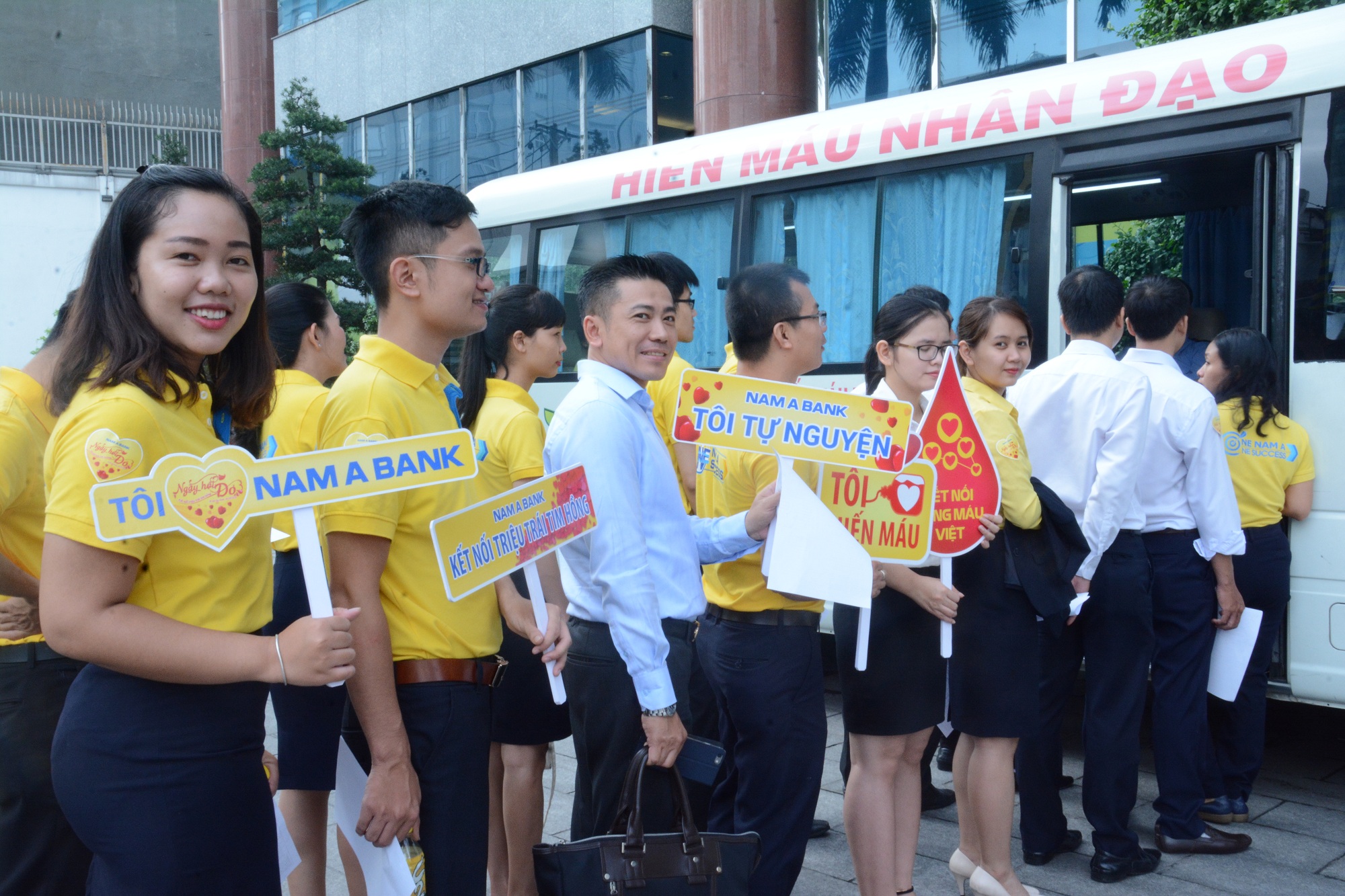 Ngày hội đỏ Nam A Bank: Đầy ấp tình người