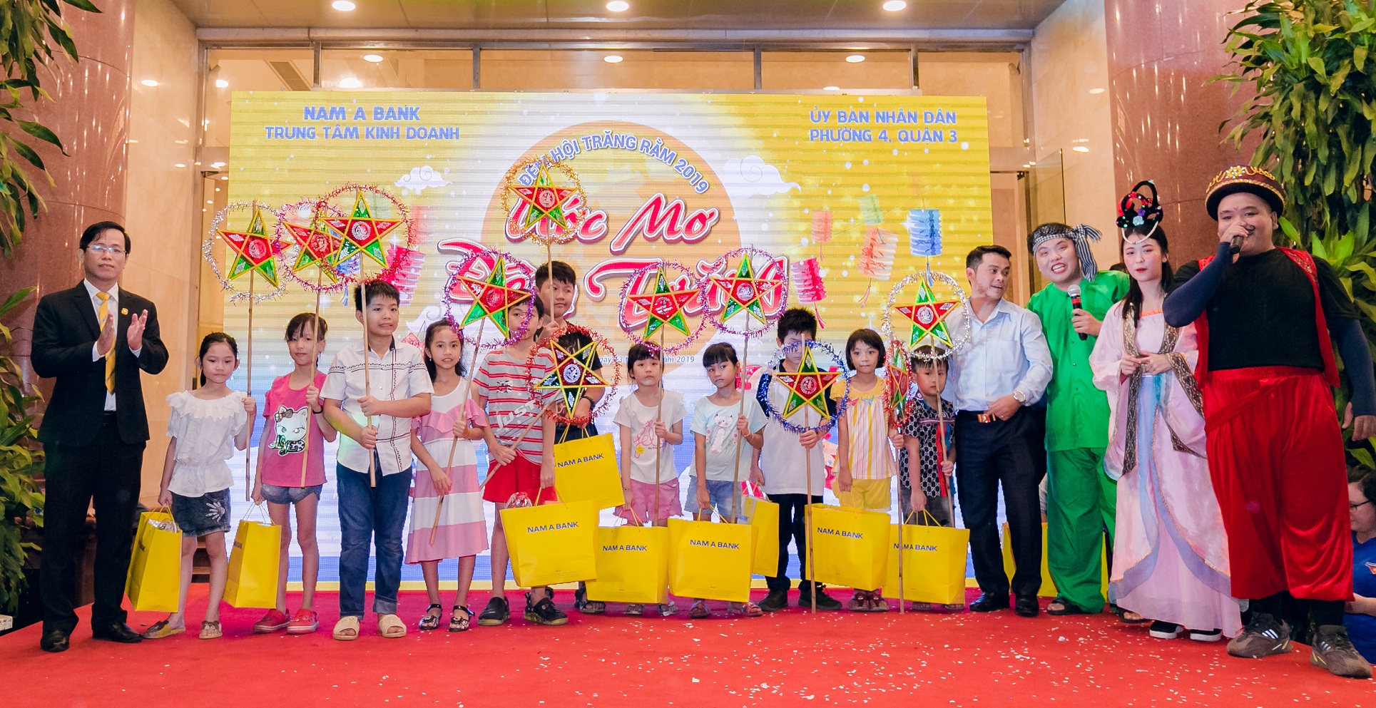 NAM A BANK CÙNG THIẾU NHI ĐÓN MÙA TRUNG THU ẤM ÁP VÀ TRÀN NGẬP ƯỚC MƠ