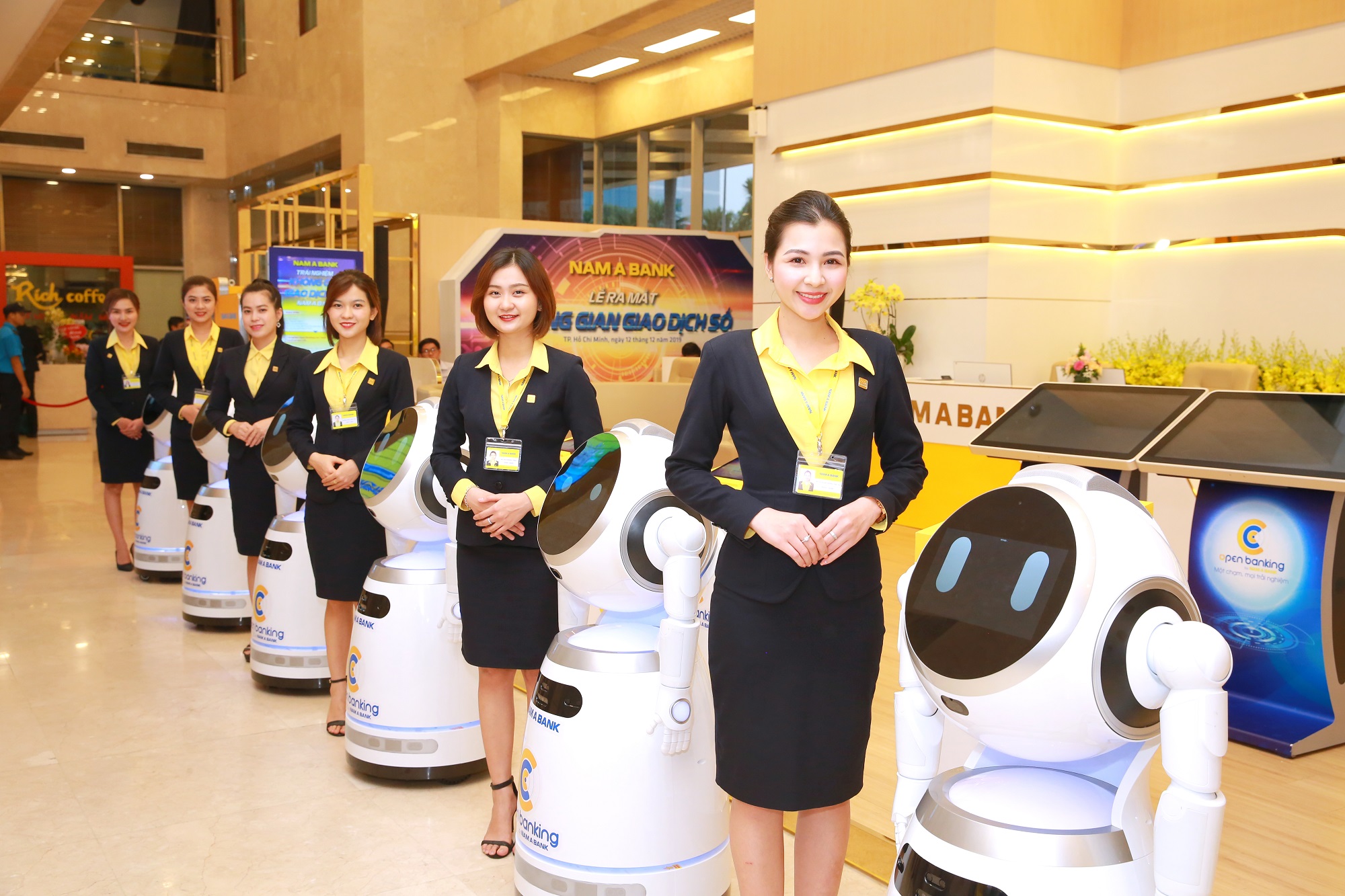 CÓ HAY KHÔNG VIỆC CẮT GIẢM NHÂN SỰ KHI ĐƯA ROBOT VÀO PHỤC VỤ KHÁCH HÀNG?