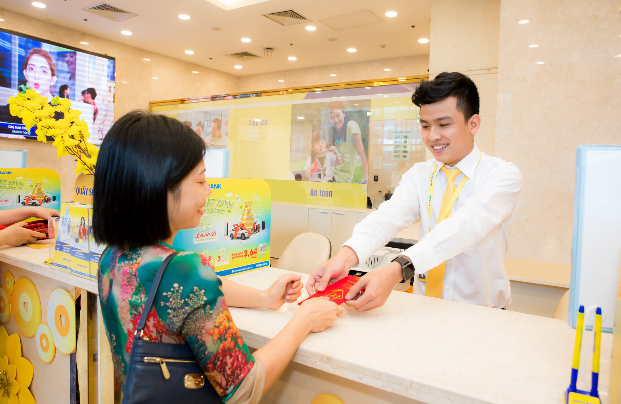 GIAO DỊCH NGÂN HÀNG NHẬN LÌ XÌ MAY MẮN ĐẦU NĂM