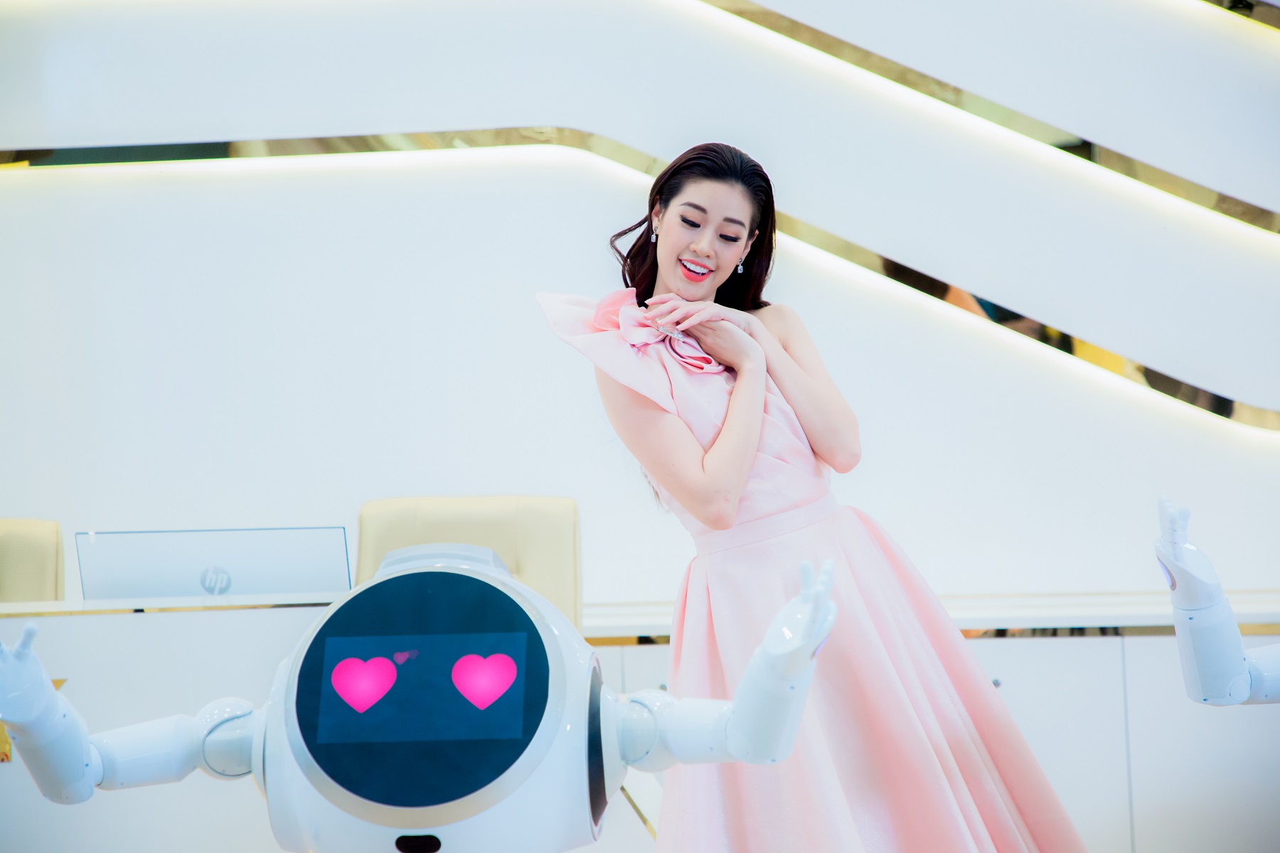 Hoa hậu Khánh Vân khoe vũ đạo cùng robot OPBA