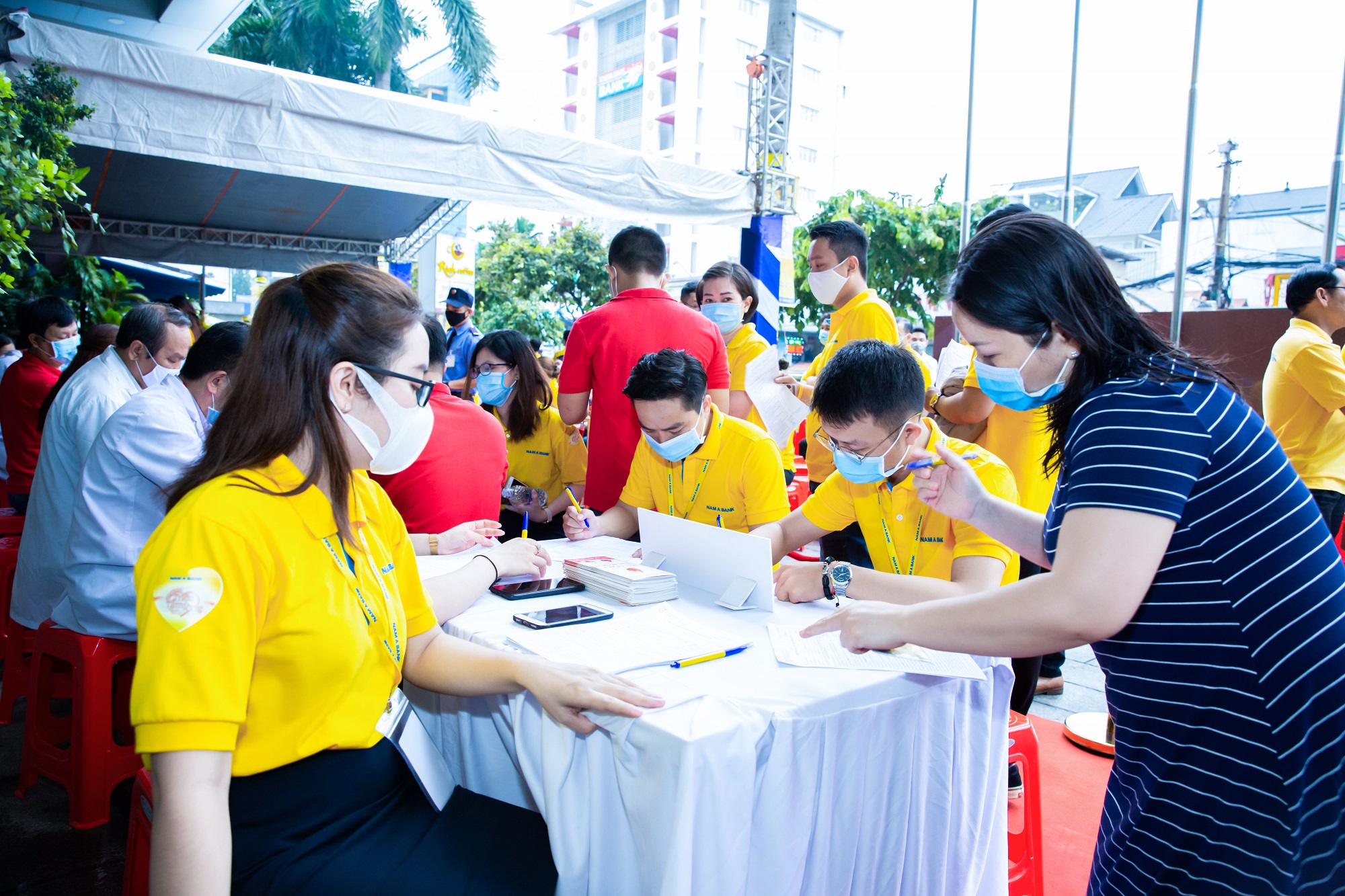 GẦN 400 ĐƠN VỊ MÁU ĐƯỢC HIẾN TẶNG TẠI NGÀY HỘI ĐỎ NAM A BANK 2020