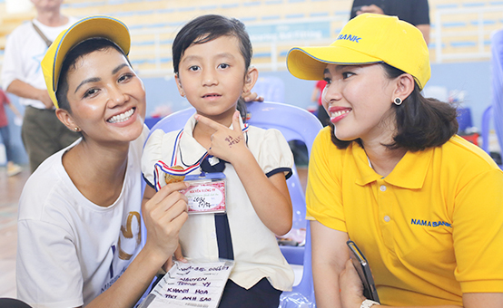 Nam A Bank tặng máy trợ thính cho người nghèo