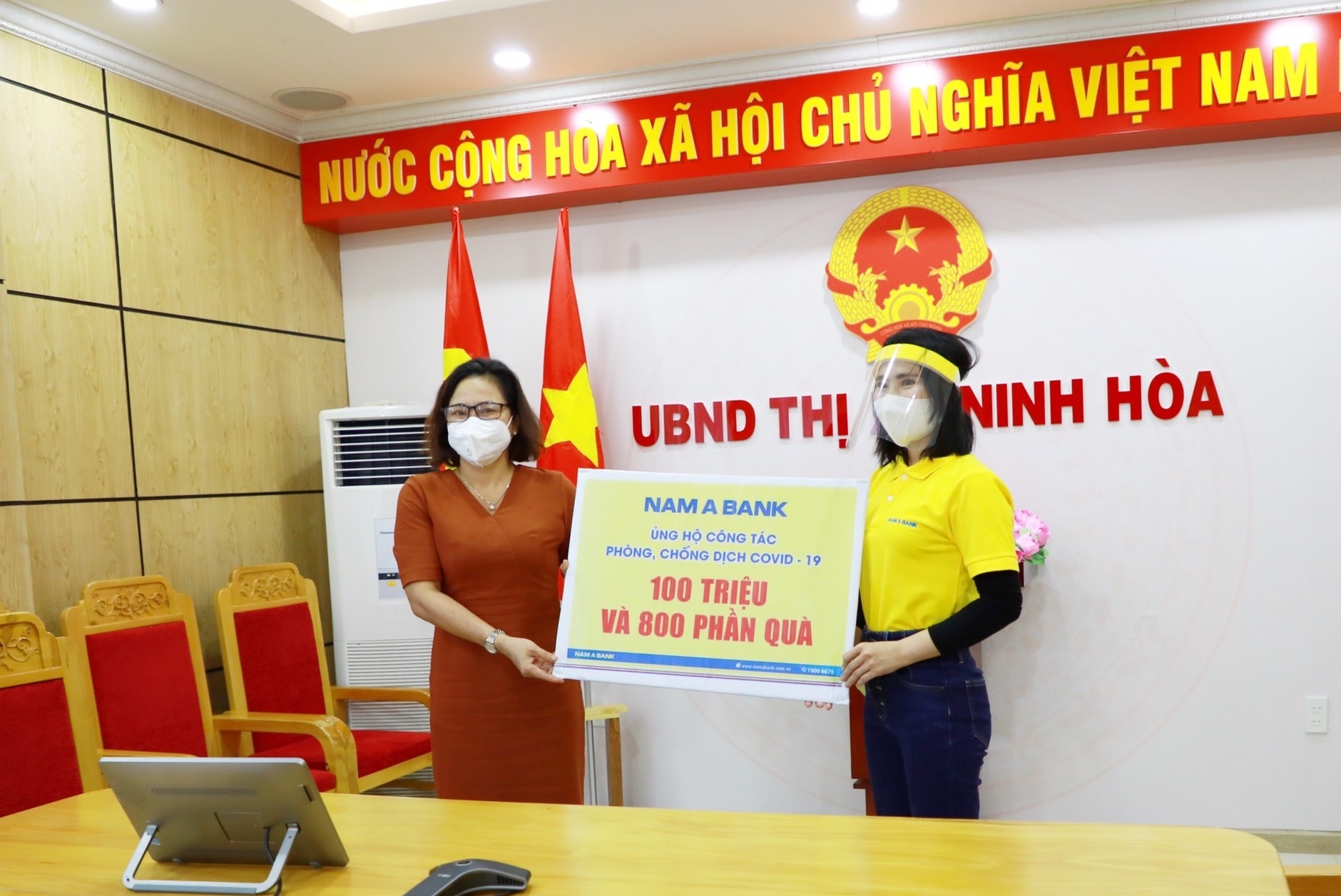 NAM A BANK TRAO TẶNG HÀNG NGÀN PHẦN QUÀ ĐẾN NGƯỜI DÂN VÙNG DỊCH