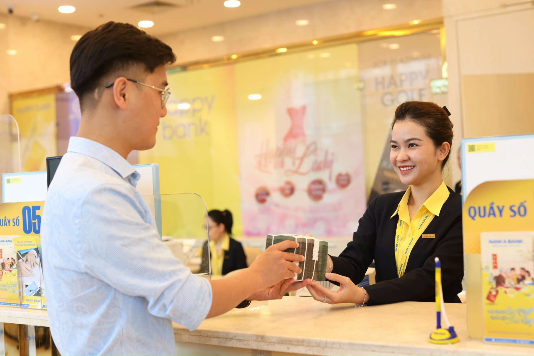 “Sóng” chuyển sàn, cơ hội nào cho nhà đầu tư?