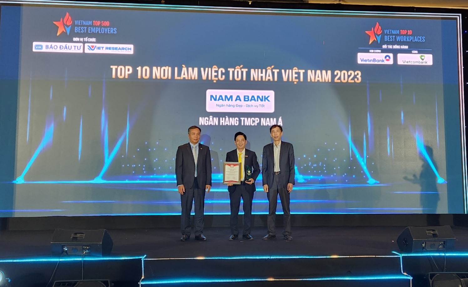 NAM A BANK VINH DỰ ĐÓN NHẬN CÚ ĐÚP GIẢI THƯỞNG VIETNAM BEST WORKPLACES 2023