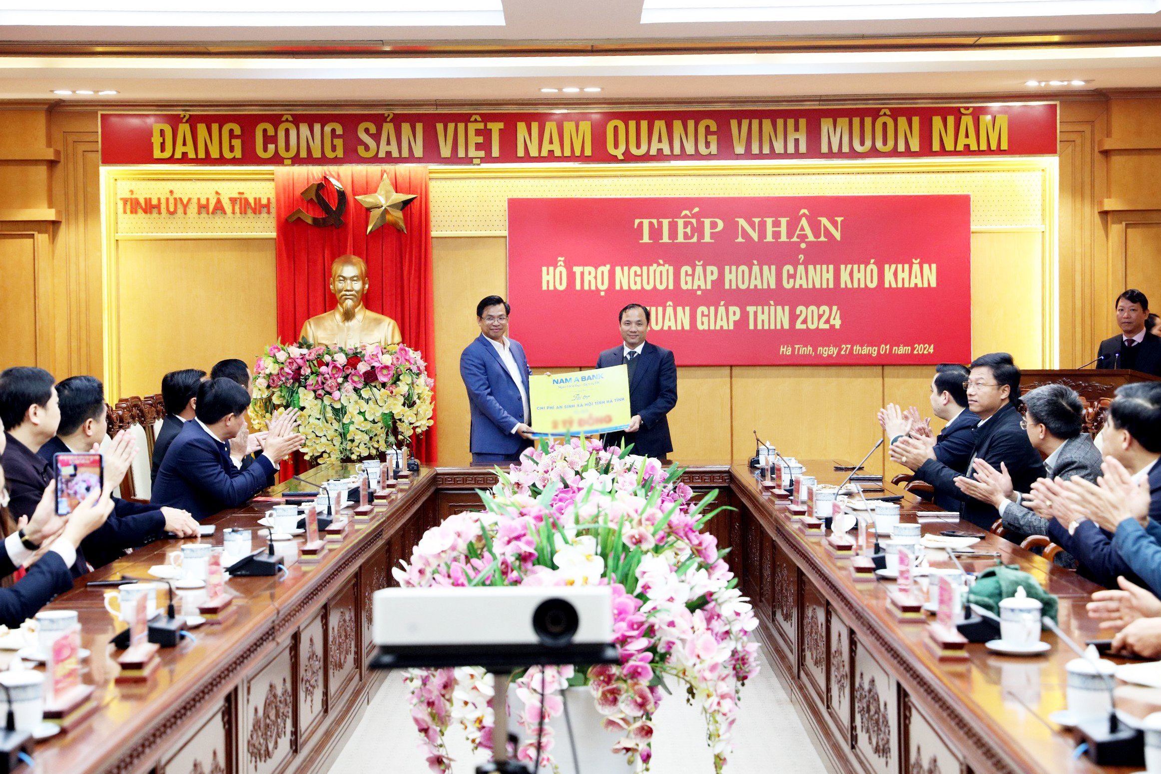 NAM A BANK MANG TẾT HẠNH PHÚC ĐẾN BÀ CON HÀ TĨNH
