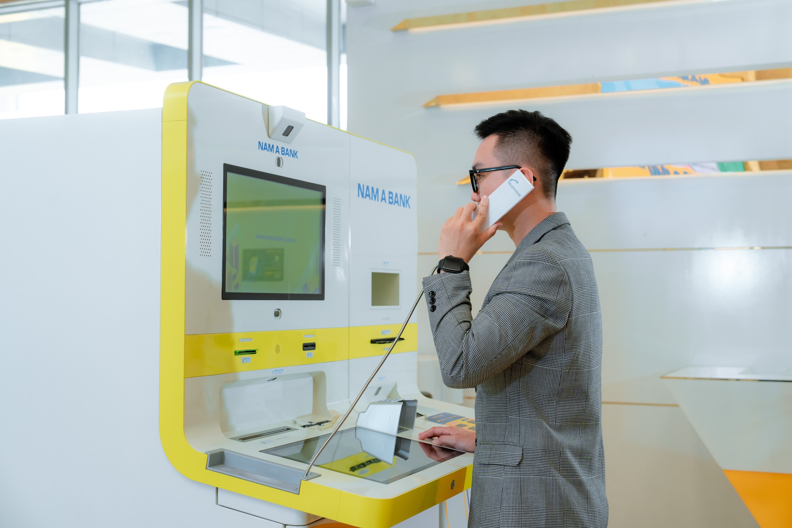 NGÂN HÀNG HOẠT ĐỘNG XUYÊN LỄ