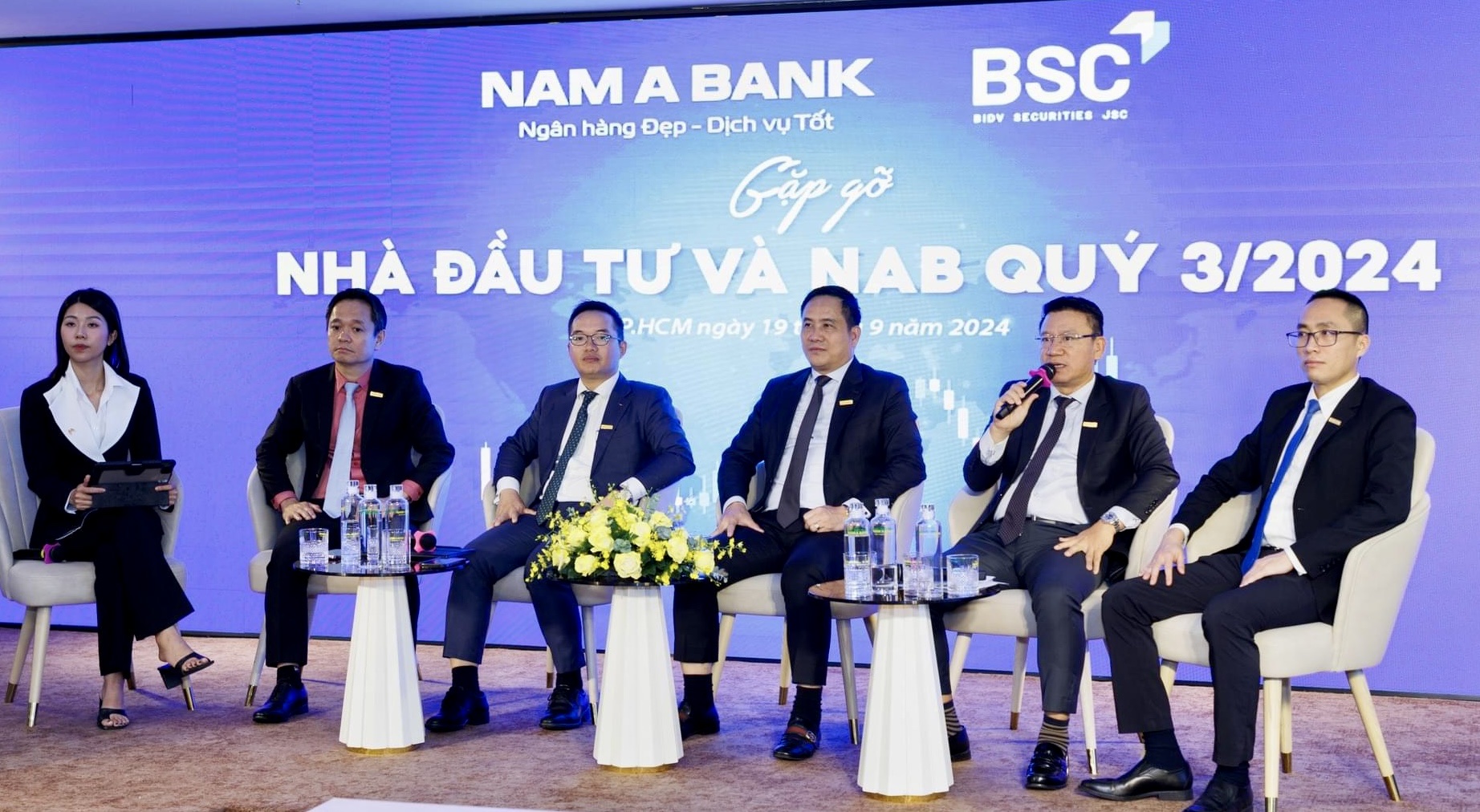 NAM A BANK GẶP GỠ TRỰC TUYẾN NHÀ ĐẦU TƯ, SẴN SÀNG BỨT PHÁ TRONG NHỮNG THÁNG CUỐI NĂM 2024