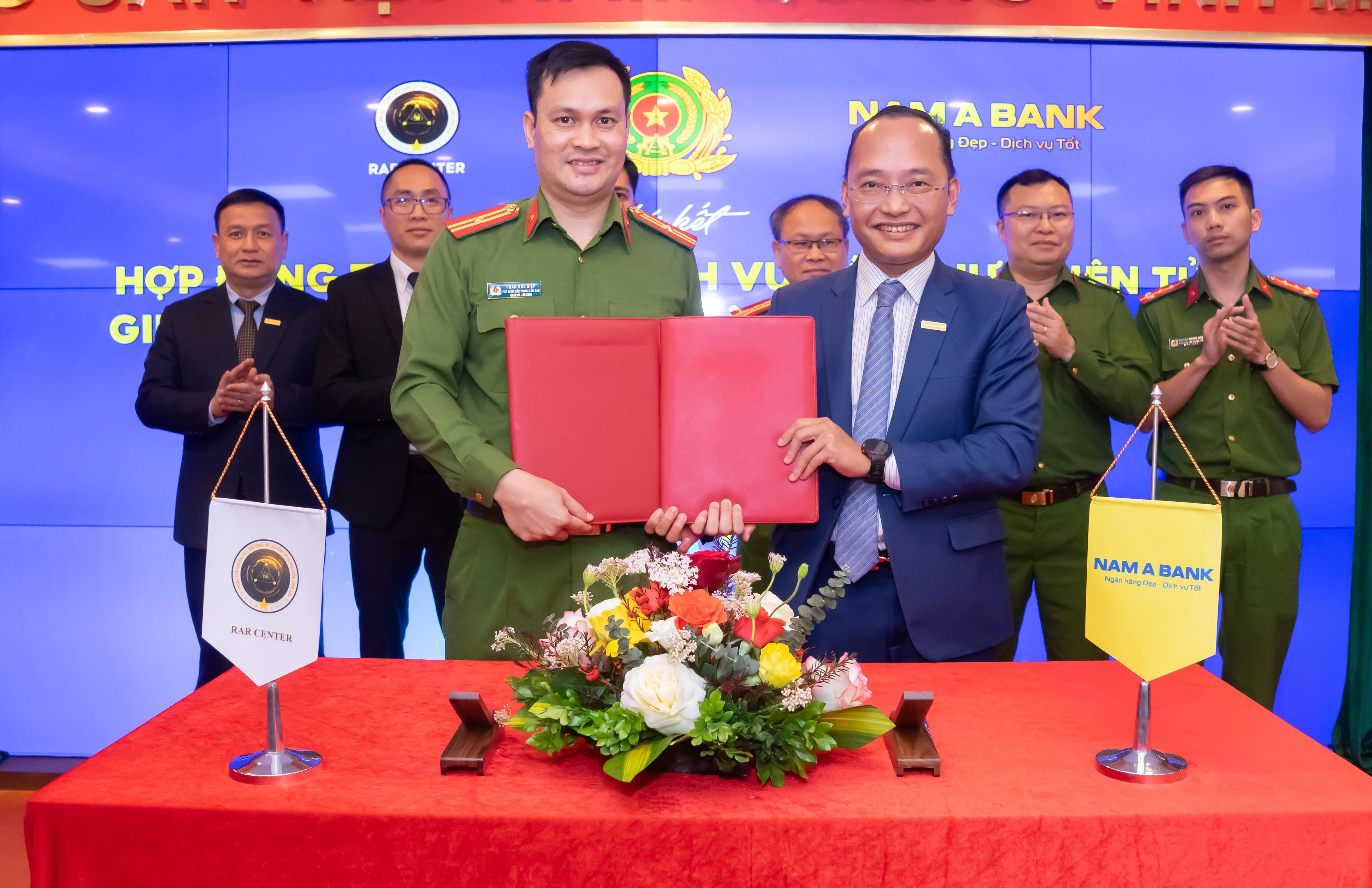 NAM A BANK HỢP TÁC VỚI TRUNG TÂM RAR - BỘ CÔNG AN CHÍNH THỨC TRIỂN KHAI XÁC THỰC ĐIỆN TỬ QUA VNEID