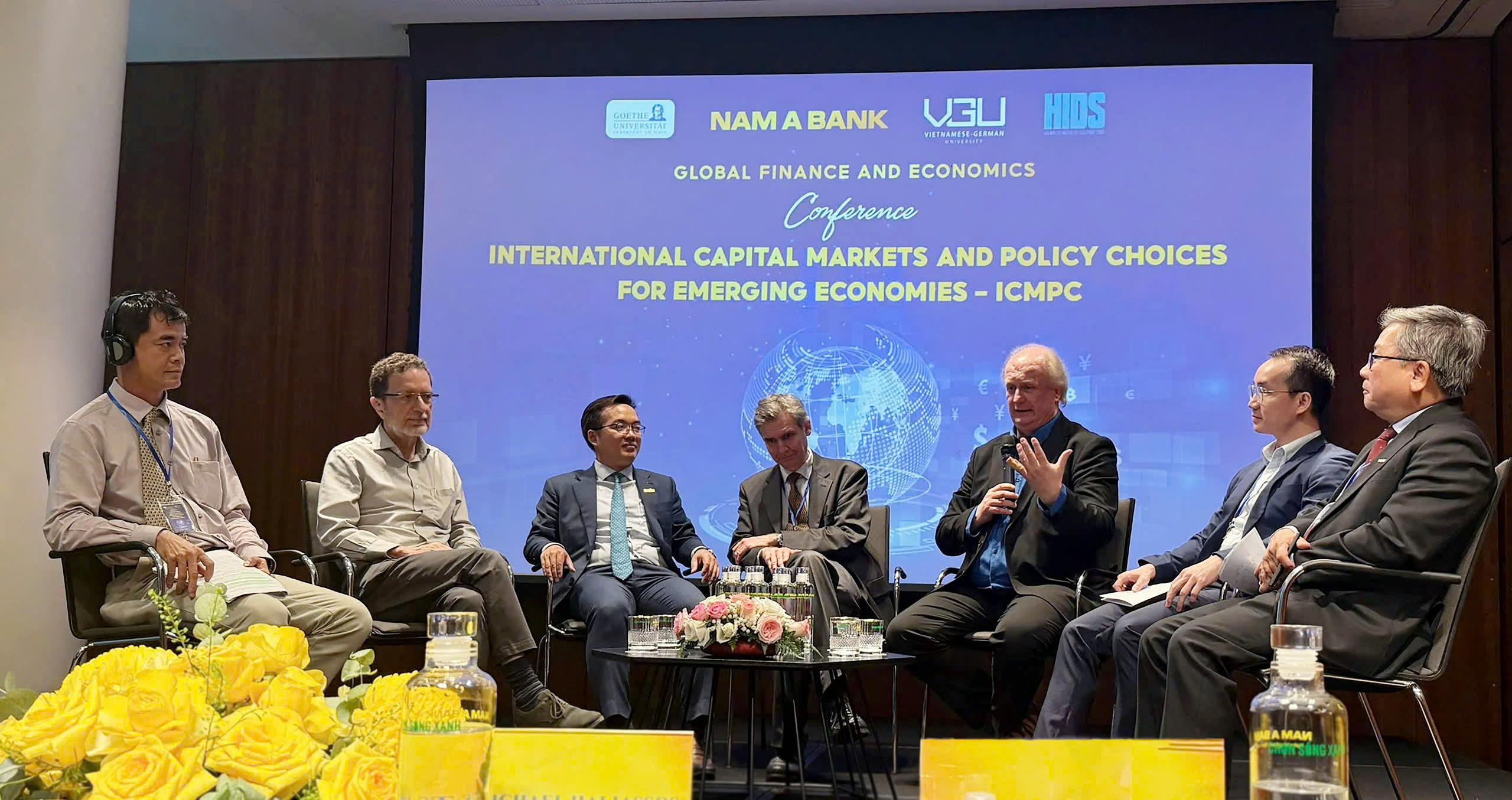 DIỄN ĐÀN ĐỐI THOẠI KIẾN NGHỊ GIẢI PHÁP HIỆN THỰC HÓA MỤC TIÊU ĐƯA TP.HCM THÀNH TRUNG TÂM TÀI CHÍNH QUỐC TẾ