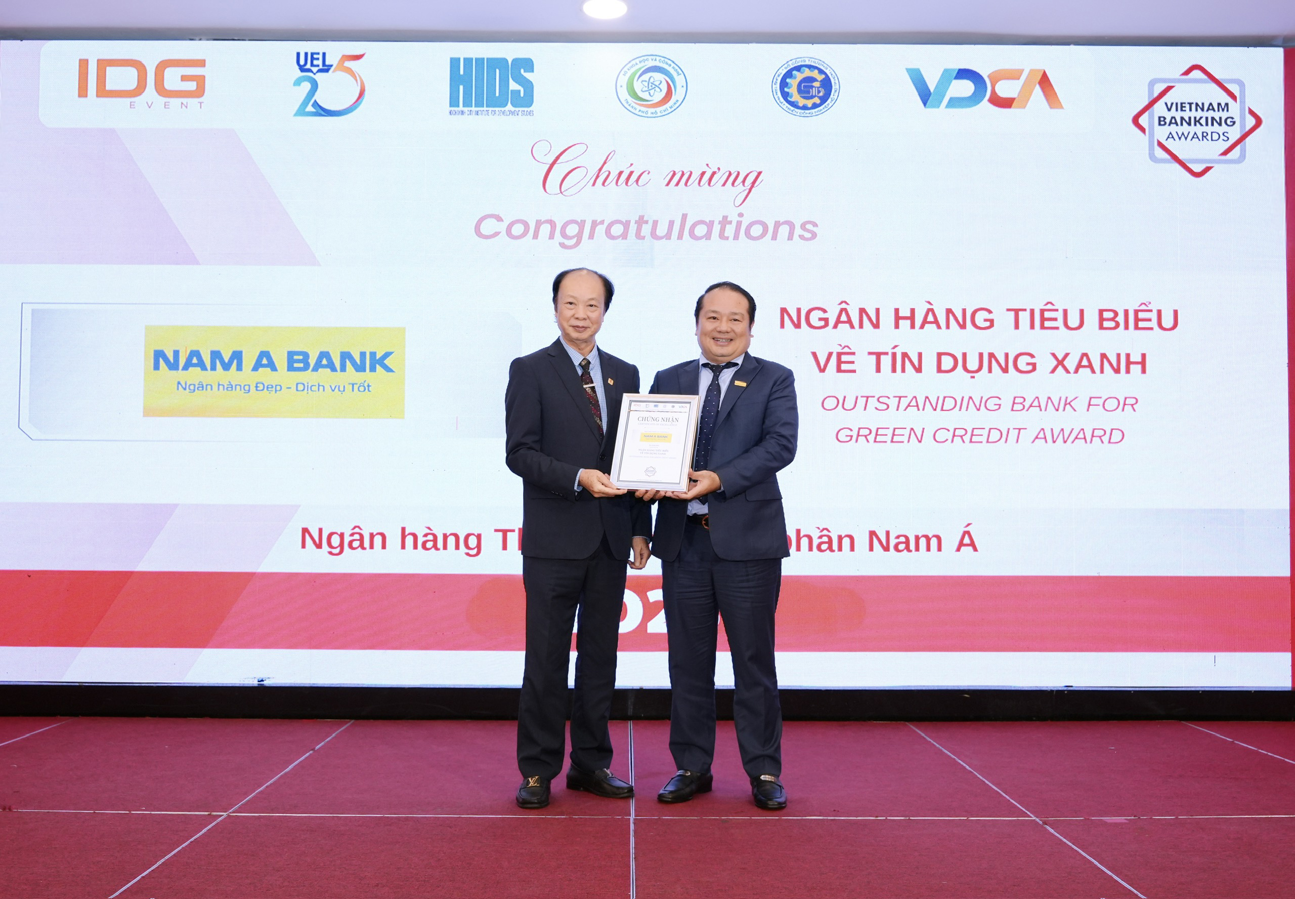 NAM A BANK NHẬN CÚ ĐÚP GIẢI THƯỞNG TẠI LỄ TRAO GIẢI NGÂN HÀNG VIỆT NAM TIÊU BIỂU 2025