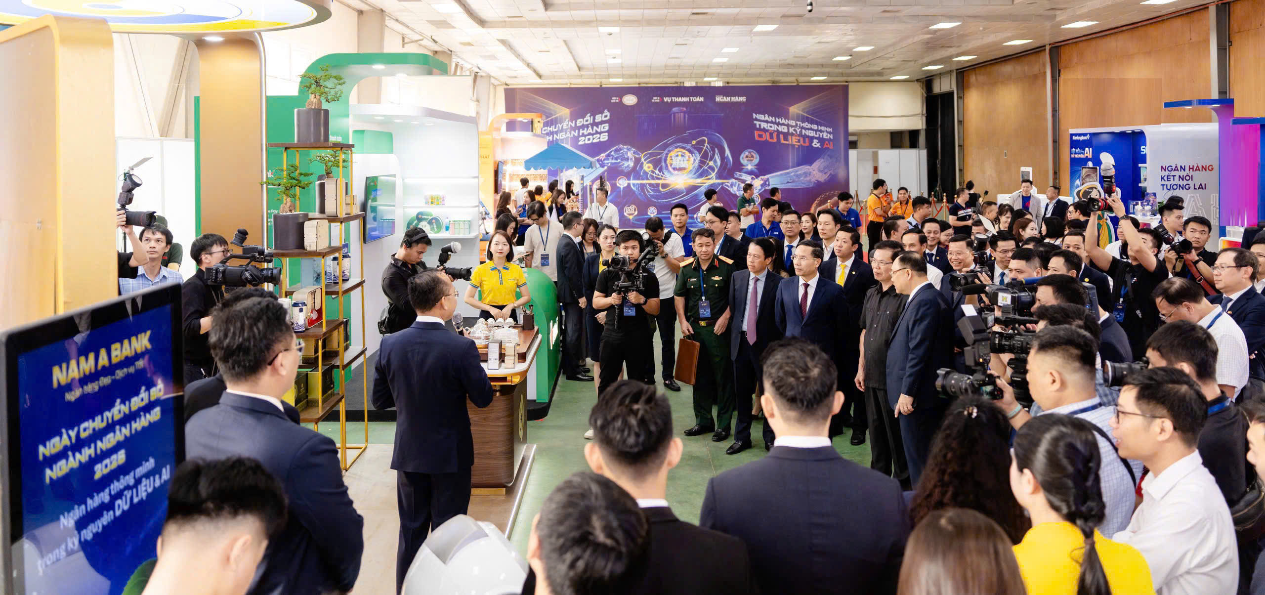 NAM A BANK BỨT PHÁ TRONG KỶ NGHUYÊN DỮ LIỆU VÀ AI TỪ TRẠM CÔNG DÂN SỐ ĐẾN HẠ TẦNG THANH TOÁN XUYÊN BIÊN GIỚI