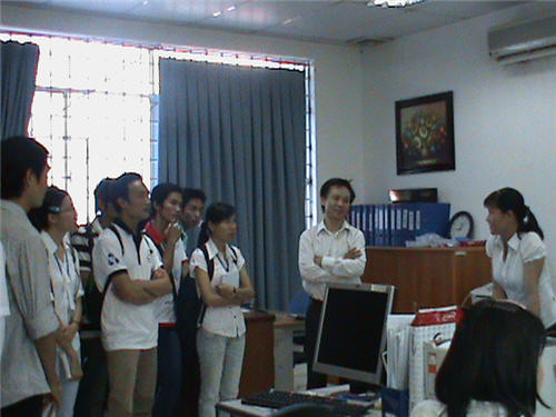 Các bạn SV đặt câu hỏi về sản phẩm thẻ