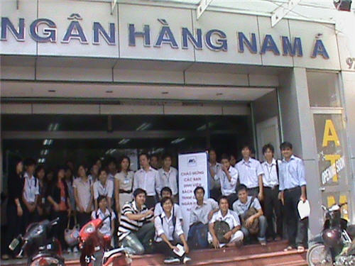 Các SV trong buổi tham quan Hội sở ngày 28-05