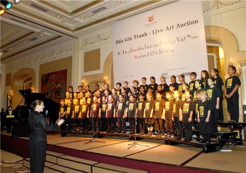 Dàn đồng ca trẻ em trong buổi Đấu giá 10 tác phẩm Tranh tiêu biểu VN từ 1925 đến nay